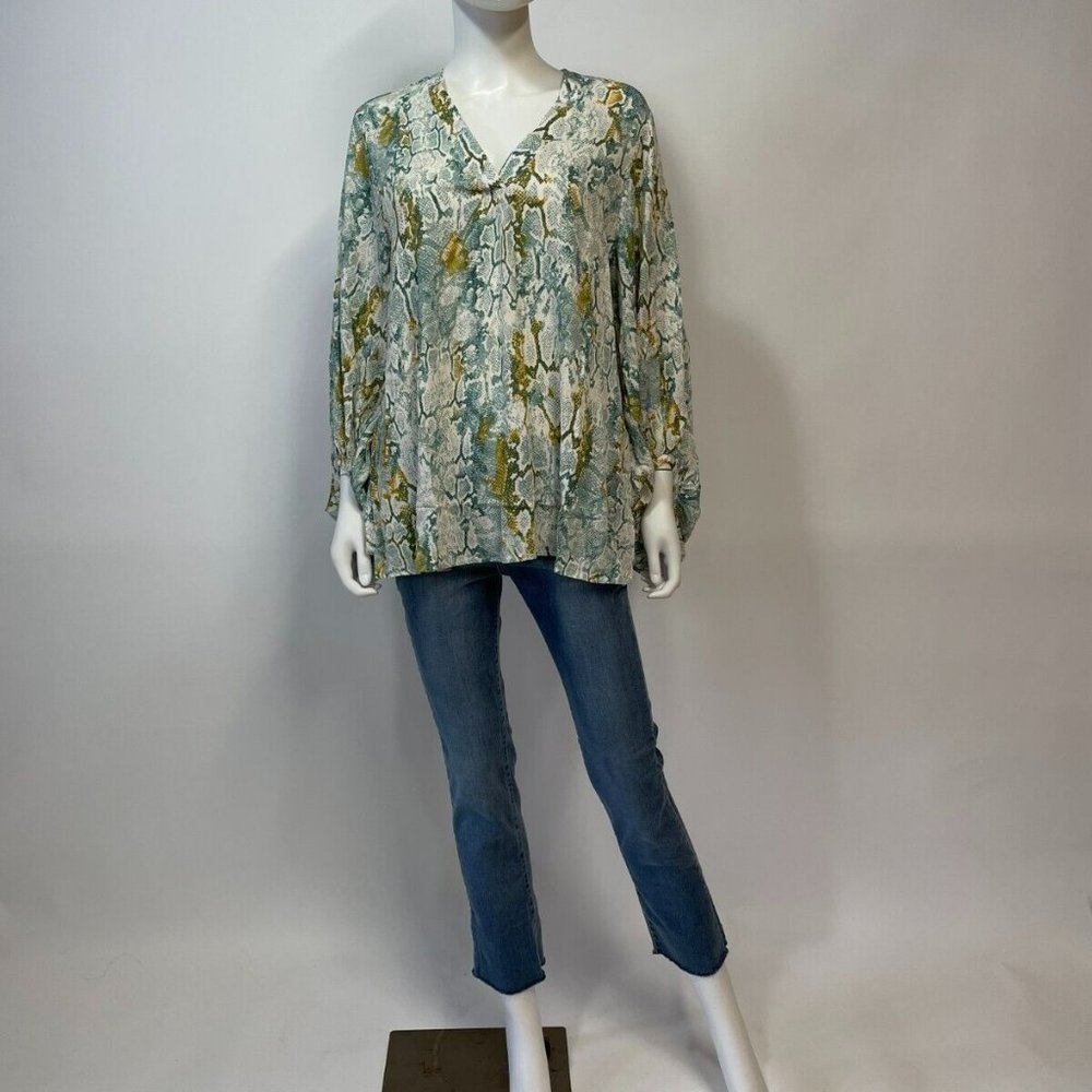 Entro Long Sleeve V-Neck Animal Print Top